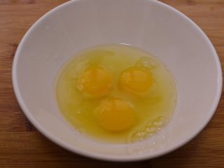 农家一碗香（超详步骤图）,鸡蛋打散。