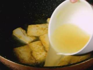 豆腐加火腿能做出如此美味,倒入高汤，开大火煮沸