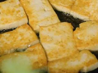 豆腐加火腿能做出如此美味,热油锅，放入豆腐煎至两面金黄