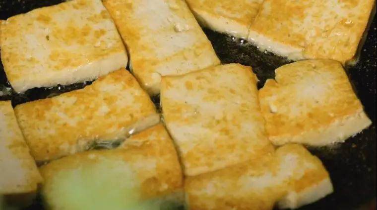 豆腐加火腿能做出如此美味,热油锅，放入豆腐煎至两面金黄