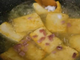 豆腐加火腿能做出如此美味,加入盐、大葱圈