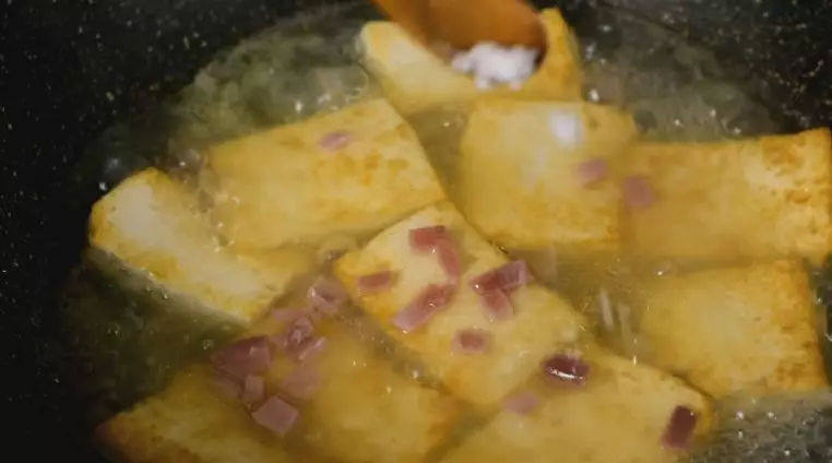 豆腐加火腿能做出如此美味,加入盐、大葱圈