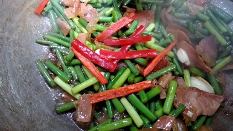 蒜苗炒腊肉,最后放入红椒条。翻炒下就可以出锅了。