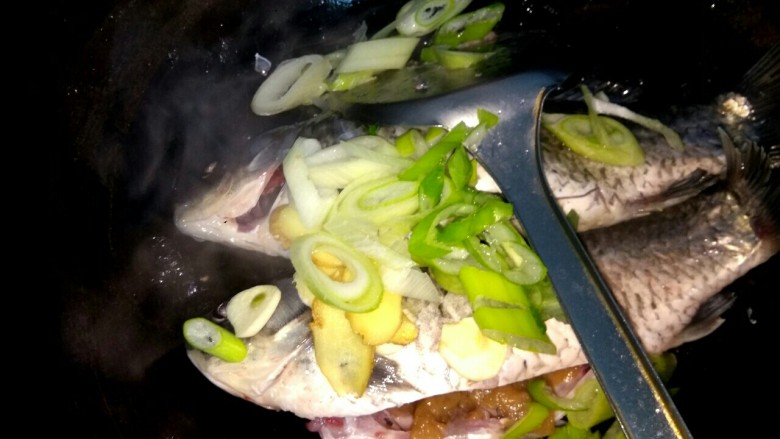 白菜炖鲫鱼,放入葱姜蒜爆香