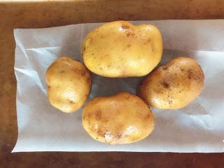 芝士焗土豆,土豆洗净，表面淋一点橄榄油，再撒一点黑胡椒粉，入烤箱180度烤45分钟至软