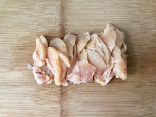 杂蔬山药鸡肉小方,把鸡胸肉洗净，切成小块。
