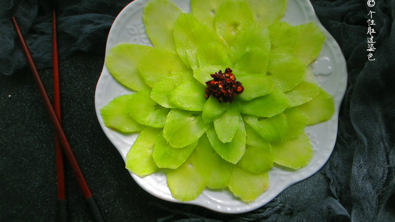 莴笋水晶花,舀一勺老干妈放到莴笋中心装饰一下，即可上桌。吃的时候蘸辣椒料或凉拌汁都可以。