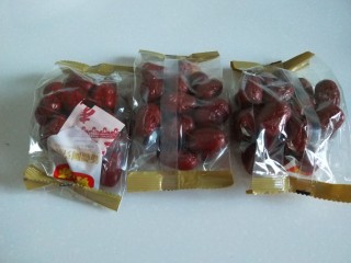 新文美食  北京特色小吃蒸年糕,红枣三袋，一袋17个，一共51个。