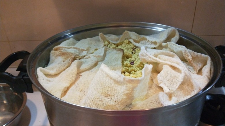 新文美食  北京特色小吃蒸年糕,把屉布包好盖上盖子，蒸15分钟即可关火。