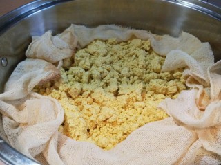 新文美食  北京特色小吃蒸年糕,撒上一层黄米坨，不要压，轻轻松松铺上一层，盖上盖子蒸五分钟。