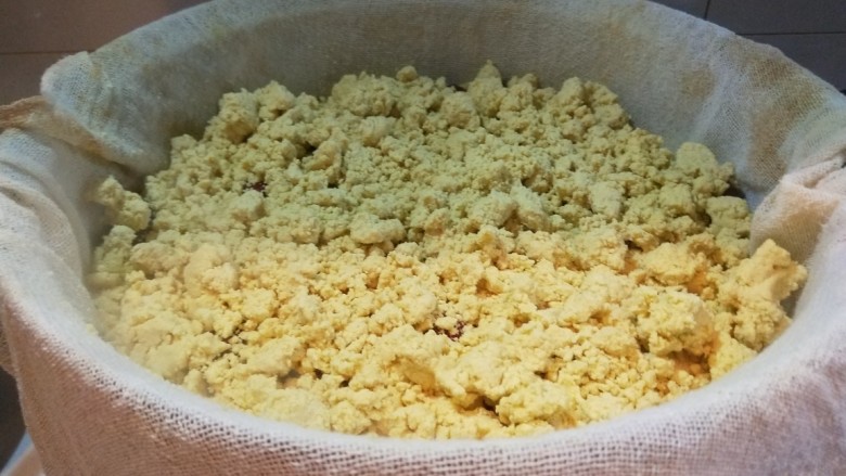 新文美食  北京特色小吃蒸年糕,在撒上一层黄米坨。