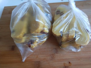 新文美食  北京特色小吃蒸年糕,装入保鲜袋放冷冻保存。