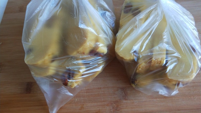 新文美食  北京特色小吃蒸年糕,装入保鲜袋放冷冻保存。