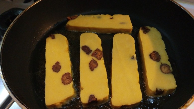 新文美食  北京特色小吃蒸年糕,也可以油煎年糕。
