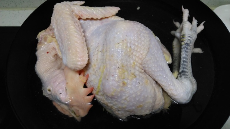 清炖整只鸡,🐷在农贸市场让卖<a style='color:red;display:inline-block;' href='/shicai/ 107'>鸡</a>的处理干净，再在水管下冲洗干净。
