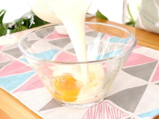 水果可丽饼 宝宝甜品,鸡蛋磕入碗中，倒入牛奶和糖粉，搅拌均匀

tips：糖粉可以用细砂糖代替，牛奶可以用配方奶代替
