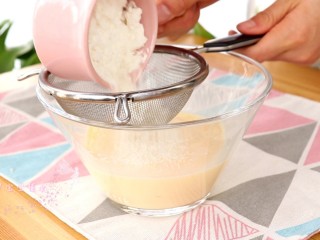 水果可丽饼 宝宝甜品,筛入低粉，拌匀

tips：筛入的方式可以防止面粉不结团，避免混合后出现疙瘩

