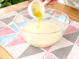水果可丽饼 宝宝甜品,倒入橄榄油，拌匀

tips：一定要搅拌均匀