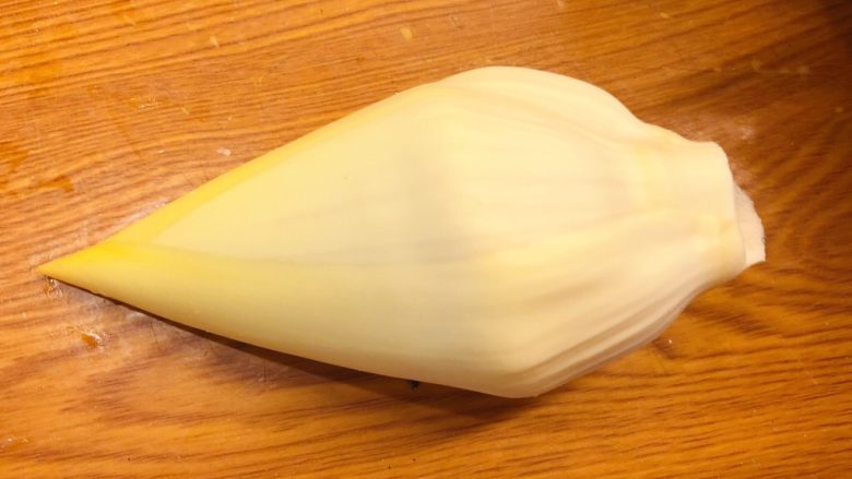 香蕉花排骨汤,一直摘到里面嫩黄色的壳芯。