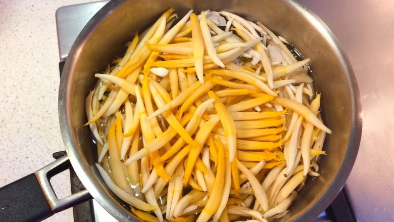 香蕉花排骨汤,清水加盐烧开，把花蕊和嫩心丝全部放入开水中汆烫。