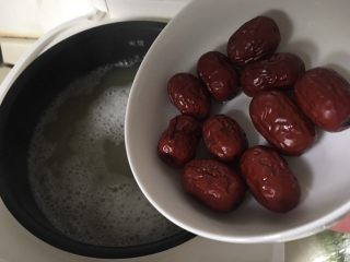 红枣绿豆养生粥,30分钟后加入灰枣继续煲粥