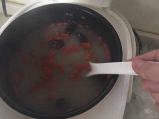 红枣绿豆养生粥,搅拌一会，让冰糖完全融化，然后闷5分钟左右