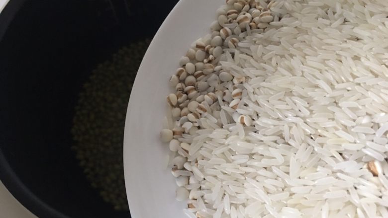 红枣绿豆养生粥,接着加入香米、薏米