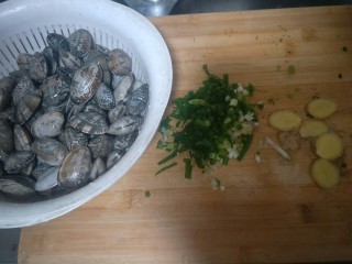 葱油炒花蛤——鲜美高蛋白菜,买1斤花蛤洗净。最好买那种。没有沙的花蛤。如果有泡三个小时水，放一点盐。让它吐吐沙。
切一小把小葱切5-6片姜。