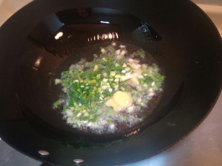 葱油炒花蛤——鲜美高蛋白菜,再把小葱放进去爆香。