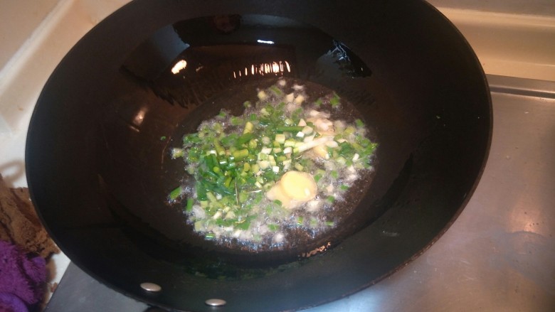 葱油炒花蛤——鲜美高蛋白菜,再把小葱放进去爆香。