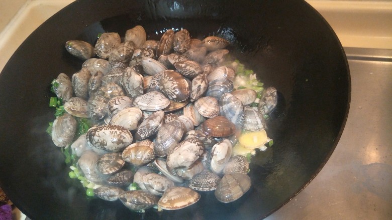 葱油炒花蛤——鲜美高蛋白菜,放入花蛤。大火炒一分钟。