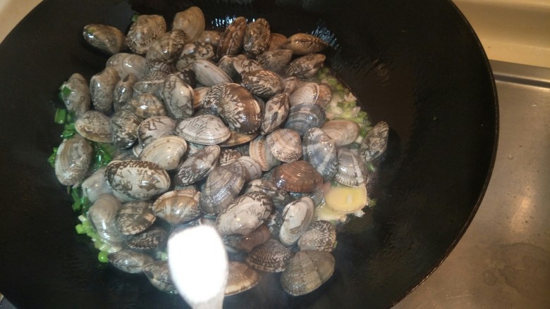 葱油炒花蛤——鲜美高蛋白菜,加一小勺盐。