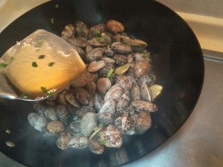 葱油炒花蛤——鲜美高蛋白菜,一勺料酒。