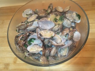 葱油炒花蛤——鲜美高蛋白菜,就可以装盘出锅啦！