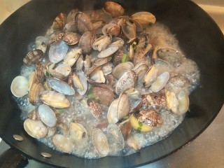 葱油炒花蛤——鲜美高蛋白菜,等看到花蛤都开嘴了就可以开盖就在翻炒两下。