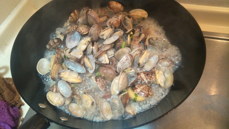 葱油炒花蛤——鲜美高蛋白菜,等看到花蛤都开嘴了就可以开盖就在翻炒两下。