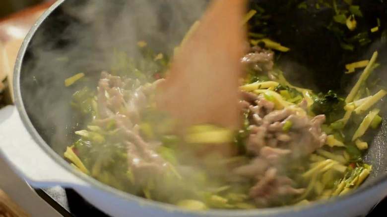 雪菜冬笋炒肉丝，无论配米饭还是面条都超好吃,先倒入雪里蕻炒至断生，再倒入笋丝炒匀。