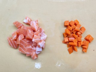 三文鱼菠菜卷,三文鱼，胡萝卜切丁