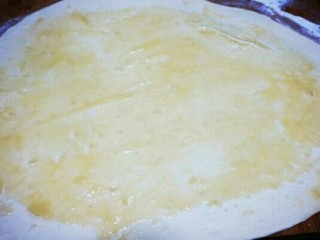 红糖香酥饼,将面团揉一下并擀成5，6毫米的薄面片。均匀抹上制作好的油酥。