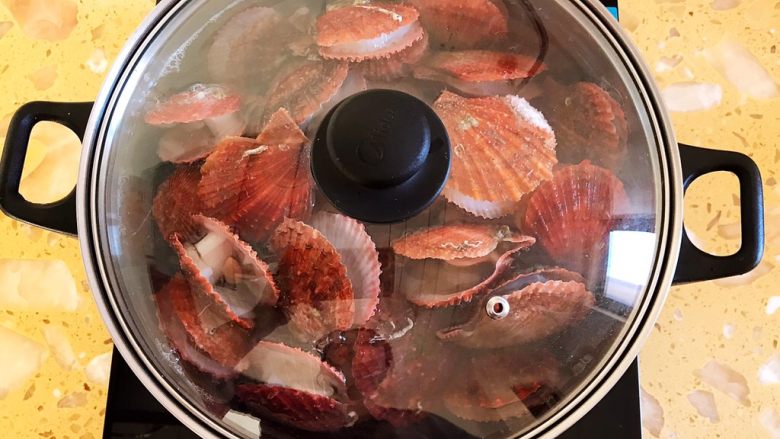 盐水红扇贝,盖上锅盖，水开后煮五分钟即可