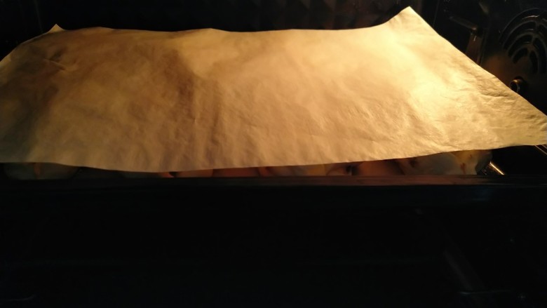 海苔肉松辫子面包,肉松上色后 中间记得加盖锡纸或吸油纸 避免肉松被烤糊。