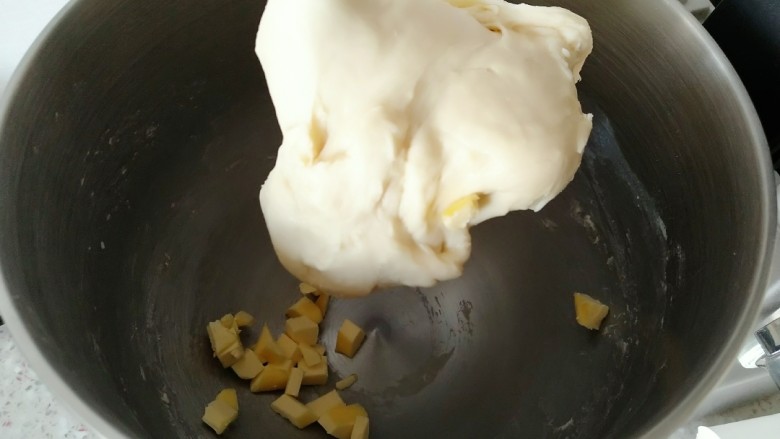 海苔肉松辫子面包,放入室温软化好的黄油（黄油提前切成小块）继续揉制 中间记得要检查面团。