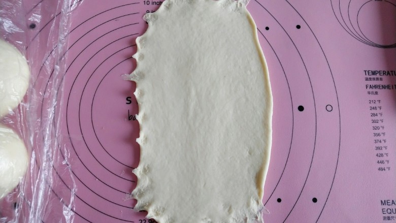 海苔肉松辫子面包,松弛完后 取其中一个面团 擀成长方形行 边缘可以薄一些 方便捏紧。