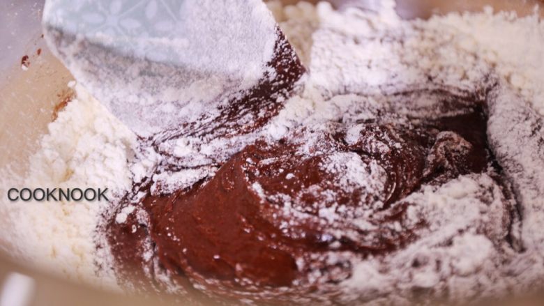 浓醇黑巧克力流心蛋糕,用刮刀混合均匀