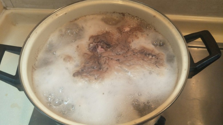 煲一锅好汤—砂锅排骨萝卜汤🍲,嗯，看到这种脏东西出来了以后关火。