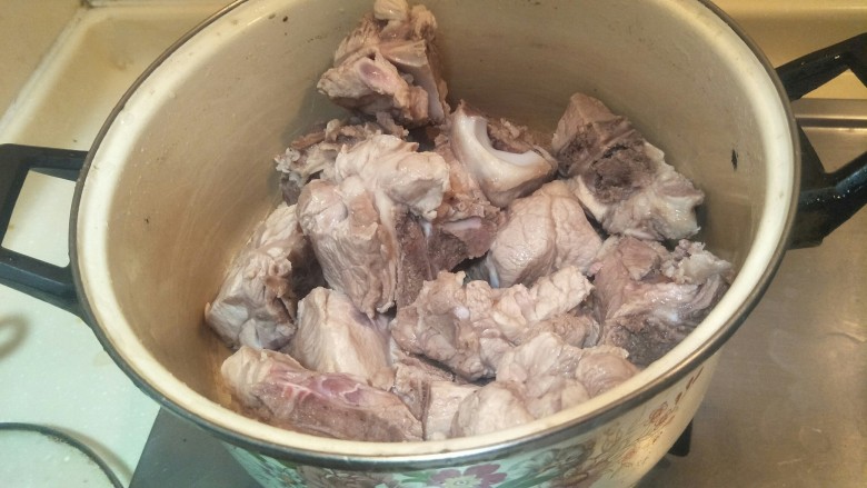 煲一锅好汤—砂锅排骨萝卜汤🍲,开冷水把肉洗净。