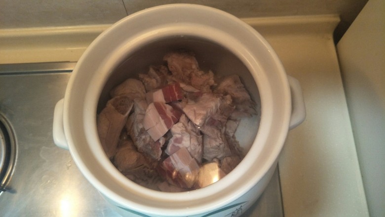 煲一锅好汤—砂锅排骨萝卜汤🍲,把洗干净的排骨和咸肉放入砂锅中。