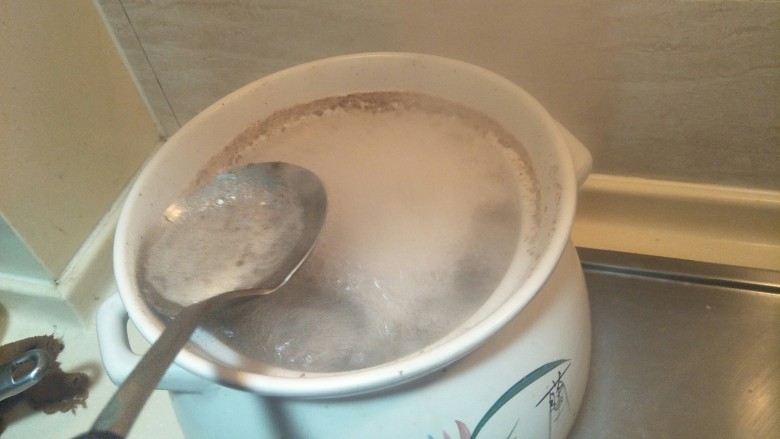 煲一锅好汤—砂锅排骨萝卜汤🍲,撇去浮沫。