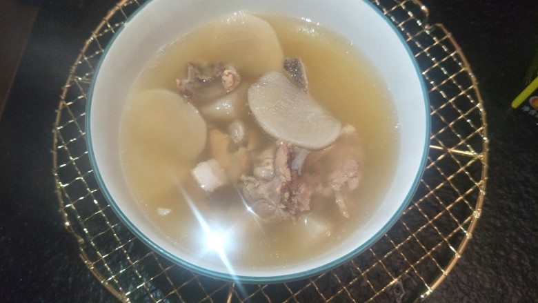 煲一锅好汤—砂锅排骨萝卜汤🍲,煲汤要最小最小的火，汤清味美。