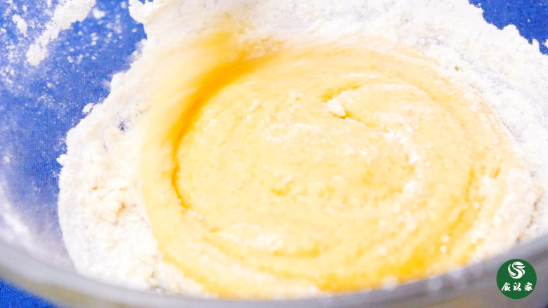 卡仕达面包,放入玉米淀粉搅拌均匀。